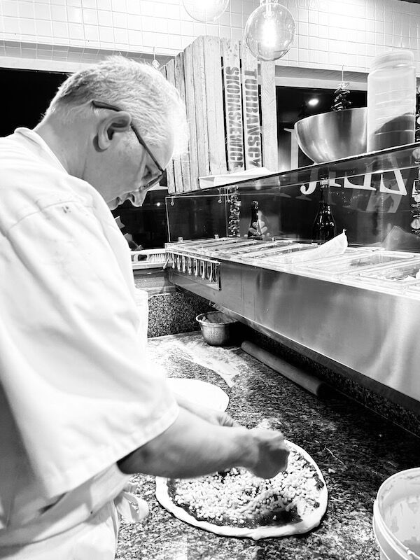 Patrick, chef pizzaiolo Al'Paty – prépare une pizza pâte façonnée à la main à Geudertheim